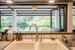 Foto sihtkohas Santa Rita asuva majutusasutuse TUKI Nest Spacious Home with Garden View & Self-Service Breakfast - Large Porch, Subic Monkeys, Pet Friendly with a Fee galeriist
