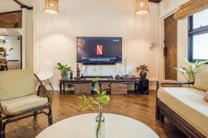 Televiisor ja/või meelelahutuskeskus majutusasutuses TUKI Nest Spacious Home with Garden View & Self-Service Breakfast - Large Porch, Subic Monkeys, Pet Friendly with a Fee