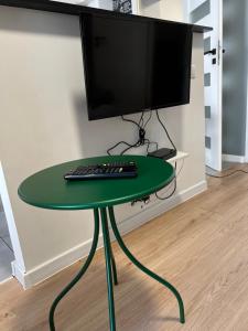 TV a/nebo společenská místnost v ubytování Apartamenty Cieplicka 20