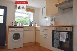 Kuchyň nebo kuchyňský kout v ubytování 3 Bedroom Home By Littlepiggyrentals Short Lets & Serviced Accommodation Northampton With Parking & Wi-Fi