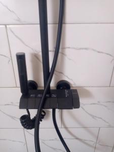 Un telefono appeso a un muro di JAMOS House a Kigali