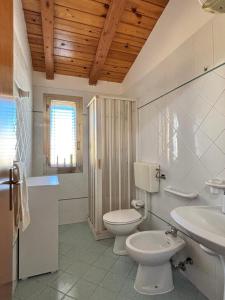 un bagno bianco con un water e un lavandino di Casa Don Ciccio a Donnalucata