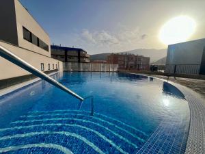 una grande piscina in cima a un edificio di El Pisito de Montse a Puertito de Güímar