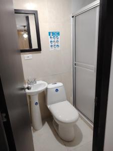 Phòng tắm tại Apartamento muy cerca al Parque del Café con Piscina - Montenegro 101A
