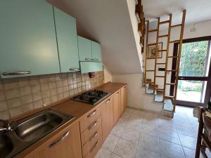 A kitchen or kitchenette at Appartamenti San Teodoro Még 14 kép