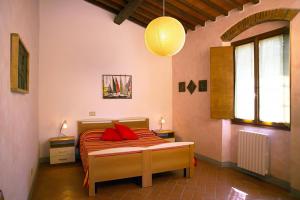 Postel nebo postele na pokoji v ubytování Agriturismo Fattoria Loppiano 4-0