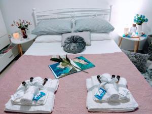 A bed or beds in a room at Angelina's cosy apartment in Corfu town