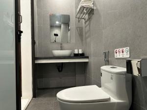 a small bathroom with a toilet and a sink at Tam Coc Morning Homestay & Spa Ninh Binh in Vũ Lâm