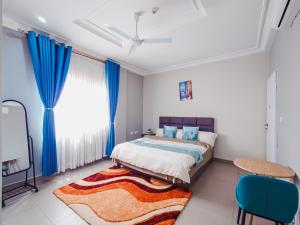 Ένα ή περισσότερα κρεβάτια σε δωμάτιο στο Kings View Apartment +70 φωτογραφίες