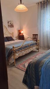 une chambre avec deux lits et une lampe dans l'établissement La Beccaccia, à Baceno