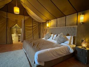 une chambre avec un lit dans une tente dans l'établissement Salam Luxury Camp, à Merzouga 40 autres photos