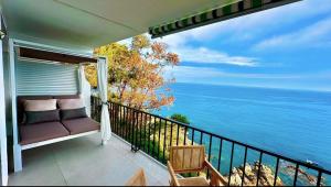 un balcón con vista al mar en Unparalleled sea view, en Tossa de Mar