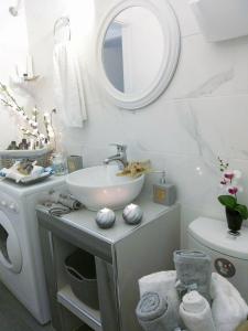 A bathroom at Angelina's cosy apartment in Corfu town