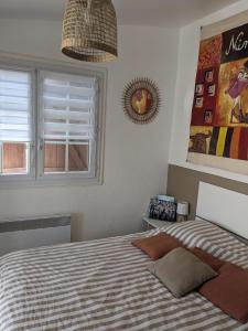 a bedroom with a bed and a window at Appartement climatisé toit terrasse à la mer in Saintes-Maries-de-la-Mer