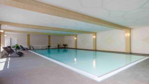 a large swimming pool in a large room at FeWo Allgäu Natur Spa in Wiggensbach
