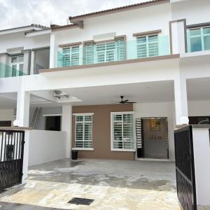 Sungai MatiにあるRasa Sayang Homestay Bukit Gambirの大白い家
