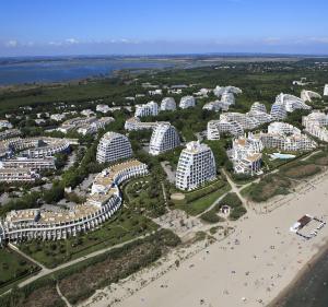 una vista aérea de un complejo cerca de la playa en Vittoria Immobilier 9 -REGLEMENT SUR PLACE - chèques vacances acceptés, en La Grande-Motte