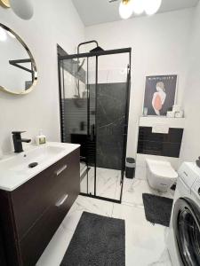 Un baño con ducha, lavabo e inodoro. en Dworskiego 74 Apartament 4, en Przemyśl