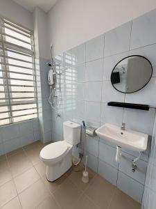 Sungai MatiにあるRasa Sayang Homestay Bukit Gambirのトイレと洗面台を備えた白いバスルーム +7枚の写真