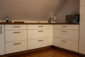 a kitchen with white cabinets and a counter top at Verlando Blick in Kirchlinteln