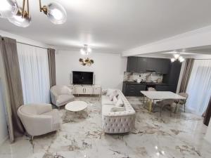 札勒乌Luminia Gold 2的带沙发、椅子和桌子的客厅