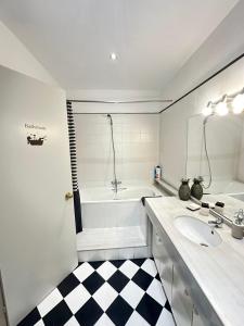 a bathroom with a white tub and a sink and a bath tub at Habitaciones en la calle Aribau in Barcelona