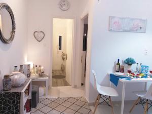 A bathroom at Angelina's cosy apartment in Corfu town Még 35 kép
