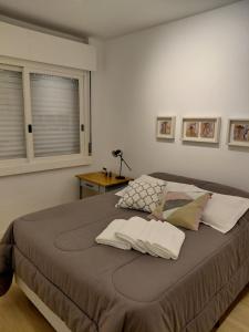 Ένα ή περισσότερα κρεβάτια σε δωμάτιο στο Moderno e alegre