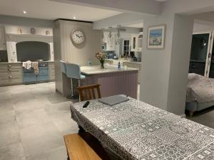 Dapur atau dapur kecil di Silverstone - 5 Bed - Sleeps 10