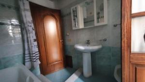Un baño con lavabo, inodoro y bañera. en Il porto, en Àrbatax