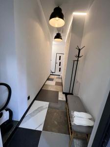 un pasillo con una habitación con una cruz en la pared en Dworskiego 74 Apartament 5, en Przemyśl