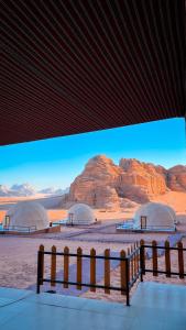 Un banco en el desierto con montañas al fondo. en Golden Galaxy Luxury Camp, en Wadi Rum 64 fotos más