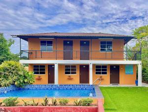 Kampong HilirThe Seashell Melaka Pool View Upper Room的一栋前面有游泳池的房子