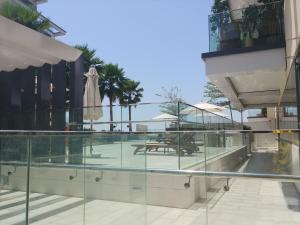 - une vue sur la piscine depuis le balcon d'un bâtiment dans l'établissement Mayan Buildings studio with private beach, à Abu Dhabi