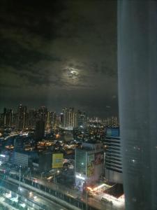 Nespecifikovaný výhled na destinaci Sampong nebo výhled na město při pohledu z apartmánu + 14 fotografií