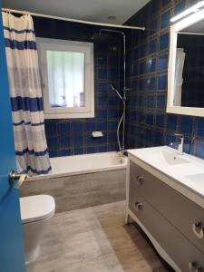 un bagno con vasca, WC e lavandino di Casa Cathy a Peñíscola