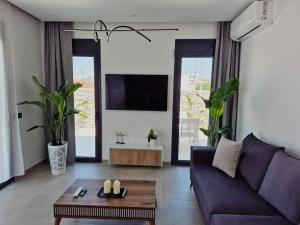 TV o dispositivi per l'intrattenimento presso Azure Mirage Home Adults Only Private Seaside Villa w Garden and Parking
