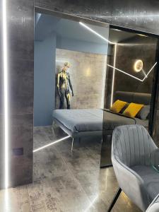 a room with a bed and a statue of a man at Luna Apartments B in Suceava +41 photos