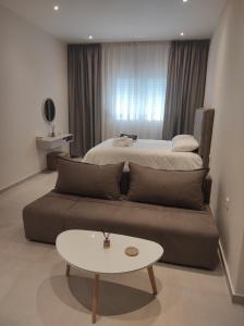 Postel nebo postele na pokoji v ubytování Elli Studio on Ermou 246