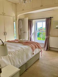 Un pat sau paturi într-o cameră la Key Cottage, sleeps 8