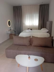 Postel nebo postele na pokoji v ubytování Elli Studio on Ermou 246 + 21 fotografií