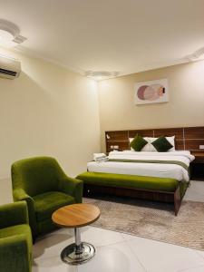 Postel nebo postele na pokoji v ubytování Muscat Hills Hotel