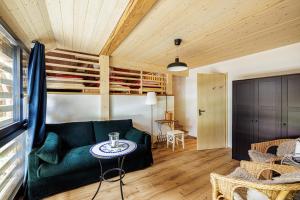 Zona d'estar a Uelis-Stöckli-Gästezimmer auf Bauernhof mit Wellness, Billiard und Alpakatrekking