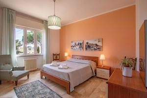 una camera da letto con un letto, una scrivania e una sedia di Villa Casa Gemelli a Capolona