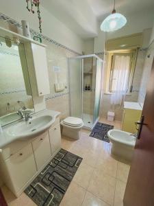 Ένα μπάνιο στο Seaview Terrace Apartment Relax & Comfort in Milazzo, TURE's HOME +40 φωτογραφίες