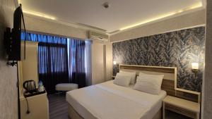 Postel nebo postele na pokoji v ubytování BEST SMYRNA HOTEL