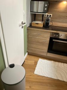 a kitchen with a stool and a microwave at Bar'n'Bed in der schönen Koblenzer Altstadt in Koblenz