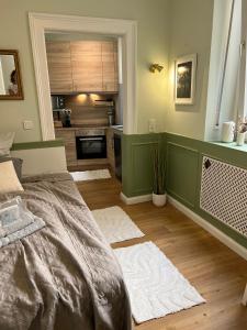 a bedroom with a large bed and a kitchen at Bar'n'Bed in der schönen Koblenzer Altstadt in Koblenz