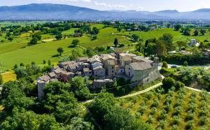 an aerial view of a large mansion in a green field at SIDORO Casa Vacanze in Bevagna