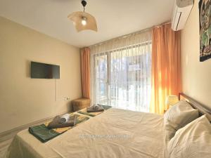 ソゾポルにあるZ&Z "Onegin" Apartmentsのベッドと大きな窓のある寝室 +30枚の写真